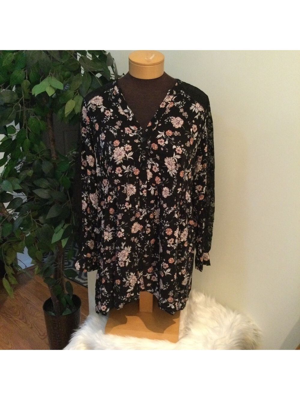 Torrid Woman’s Size 0 Lexie floral lace hi Lo babydoll tunic long sleeve